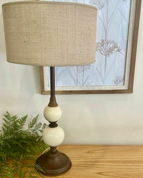 Lampara de mesa en hierro y dos bochas de cerámica