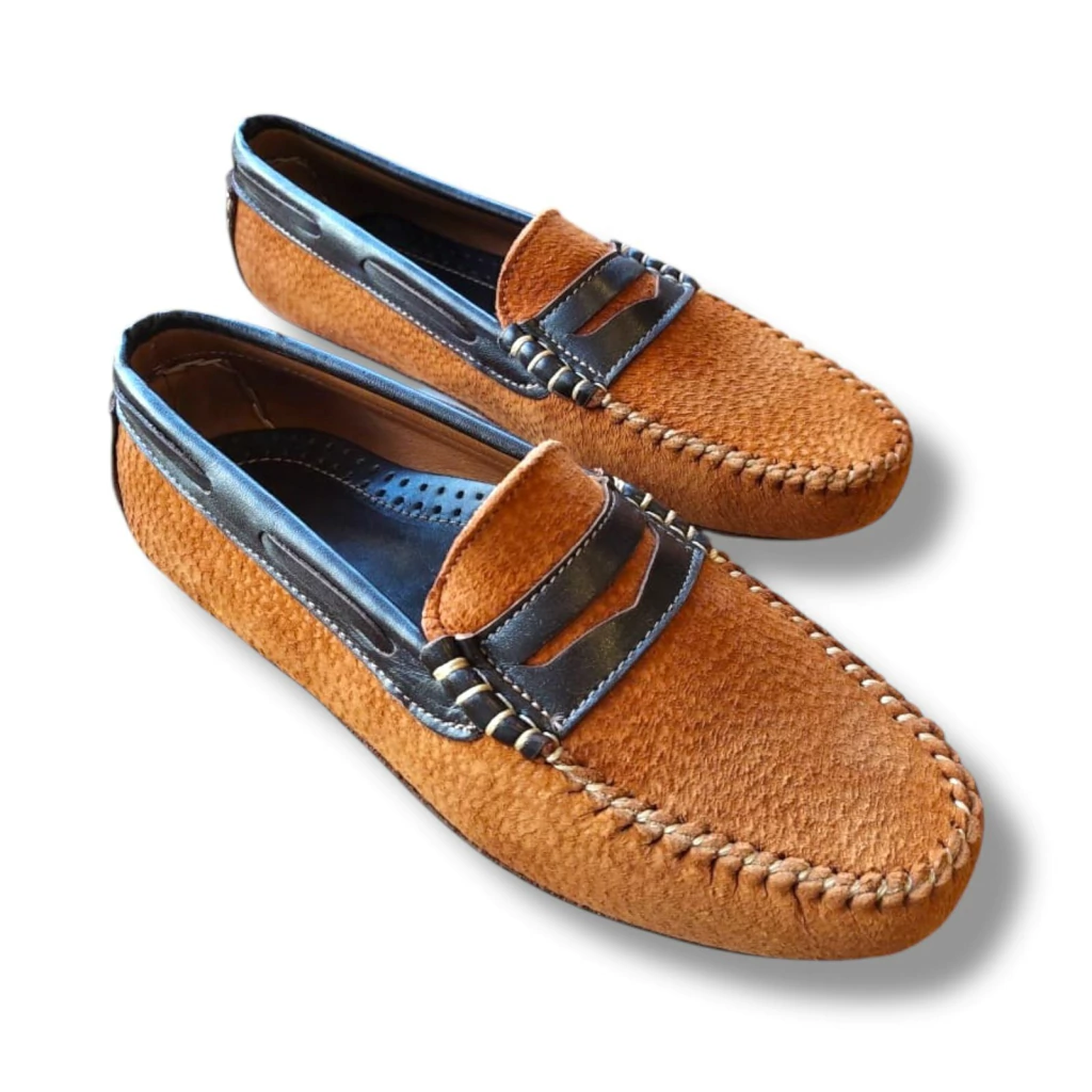 MOCASIN DE CARPINCHO CON TAPONES PARA HOMBRE