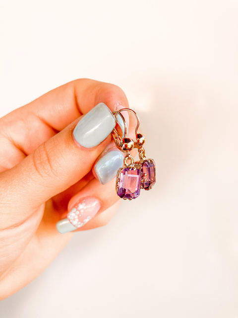 Aros de oro con piedra violeta