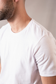 REMERA BASICA SLIM-FIT en internet
