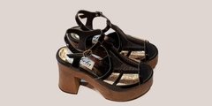 Sandalia de Cuero Negro Reptil/Dorado Zuca - comprar online