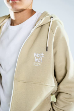 CAMPERA RANGLAN CON RECORTE Y BORDADO en internet