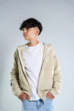 CAMPERA RANGLAN CON RECORTE Y BORDADO - Waiting Sur