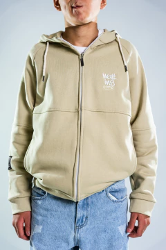 CAMPERA RANGLAN CON RECORTE Y BORDADO - comprar online
