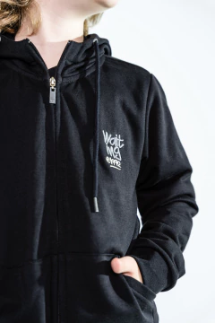 Imagen de CAMPERA RUSTICA C/ BORDADO CUELLO ALTO RANGLAN NEGRA