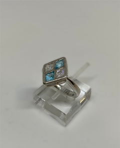 ANILLO DE PLATA CON CUBIC en internet