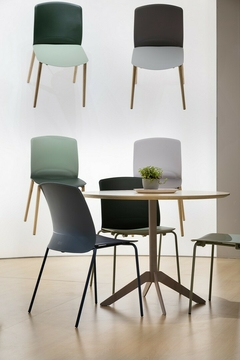 Cadeira Satz com Assento Revestidos e Encosto em PP Pés em Madeira - comprar online