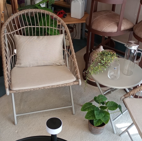 Set Yolo plegable: 2 sillones individuales de hierro- ratán y 1 mesa auxiliar de hierro. Exterior/interior. - comprar online