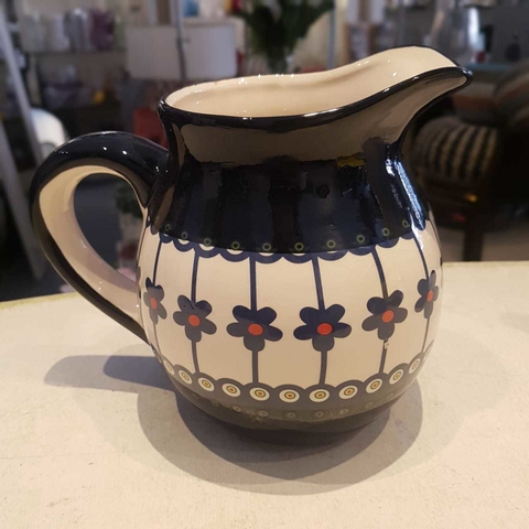 Jarra pintada azul con flores