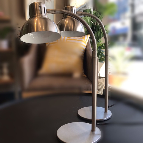 Lámpara de escritorio con brazo flexible