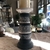 Candelabro bajo base gris en internet