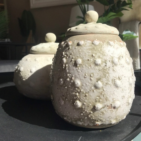 Jarrón de cerámica con tapa Lunares. Ver medidas disponibles en internet