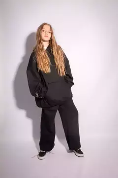 buzo negro Emilia oversize en internet