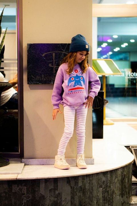 pantalón rayado lila y crudo