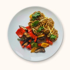 Bondiola braseada con vegetales horneados