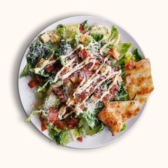 Ensalada de verdes, panceta y queso