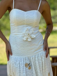 VESTIDO LONGUETE COM RENDAS DOURADA BRANCO na internet