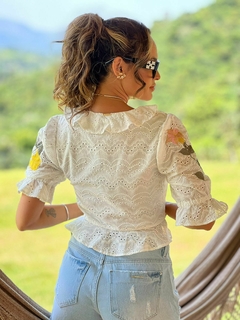 BLUSA JABOUR DECOTE E BABADOS BRANCO na internet