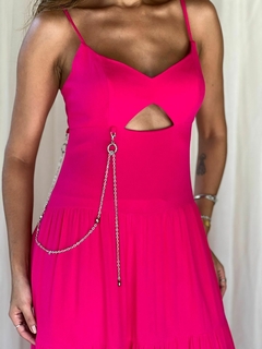 VESTIDO LONGO DETALHE CORRENTE na internet