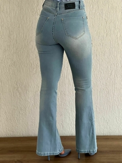 CALÇA FLARE RECORTES na internet