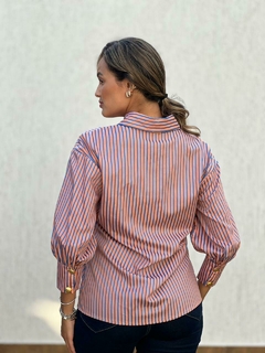 CAMISA LISTRADA OMBRO CAÍDO na internet