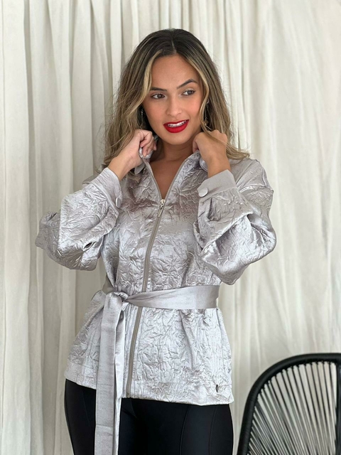 JAQUETA BORDADO GOLA E PREGAS MANGAS