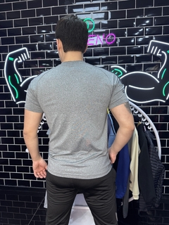Remera lycra c/ detalle de costura ADI de hombre (0980) en internet