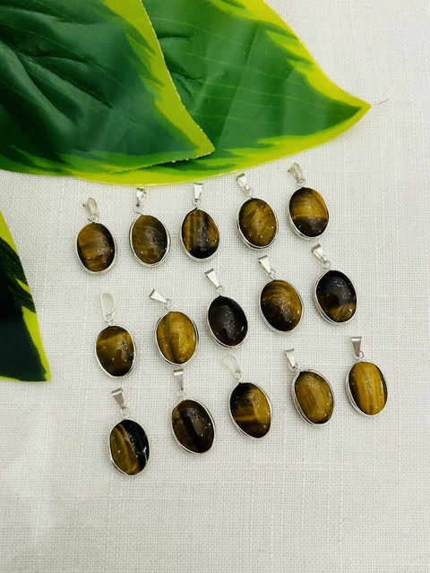 Dije oval con virola de ojo de tigre