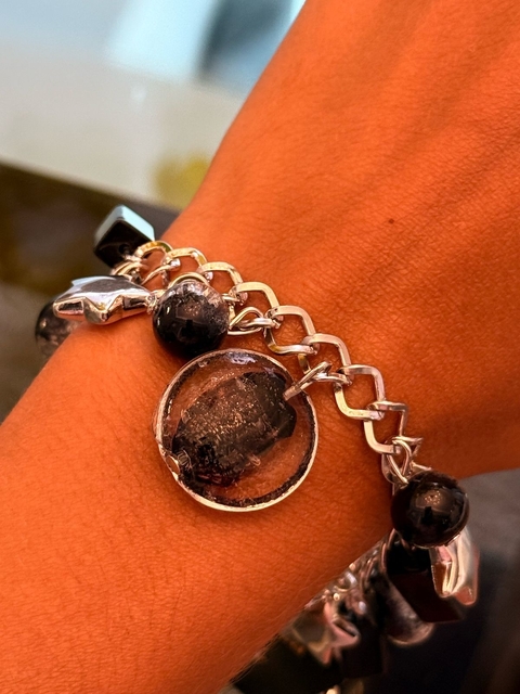 Pulsera con dijes colgantes esferas color negra - comprar online
