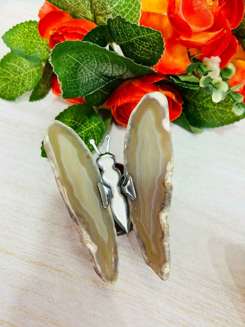 Mariposa de ágata natural con base madera