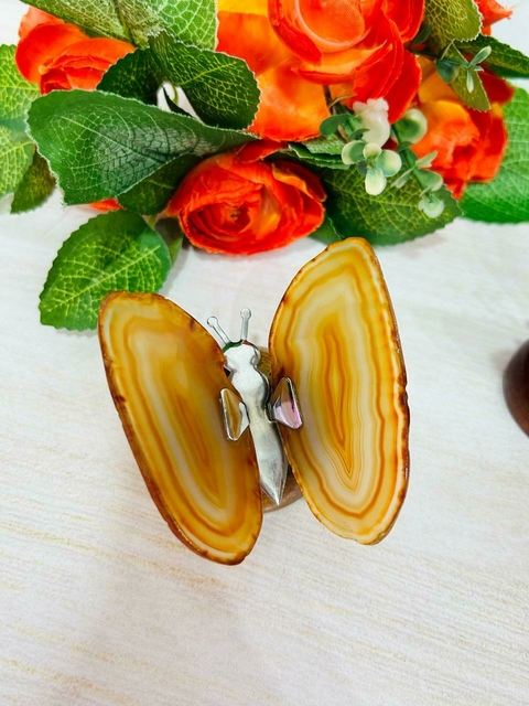 Mariposa de ágata cornalina con base de madera