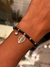 Pulsera elástica con cristalitos y dije de hoja