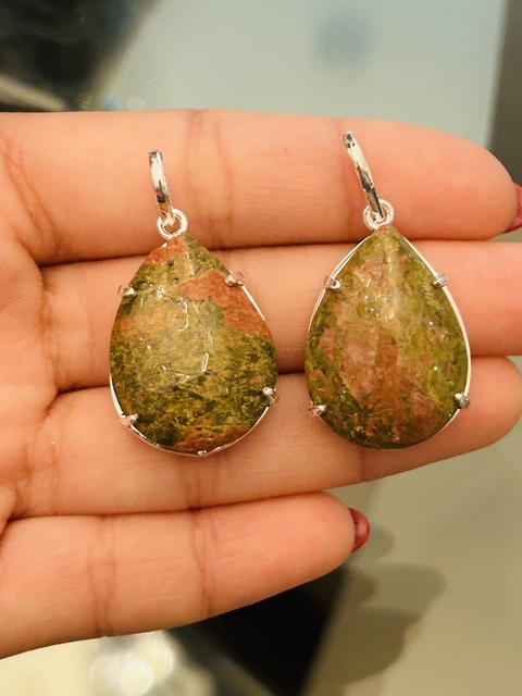 Dije gota engarzada de unakita