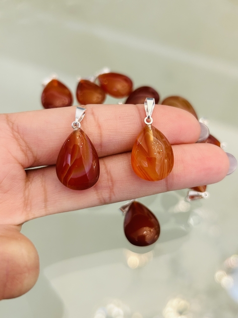 Dije gota mini de ágata cornalina