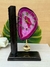 Reloj de agata fucsia con base de madera