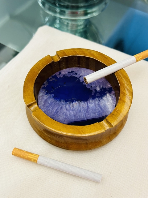 Cenicero de rodaja ágata violeta y madera