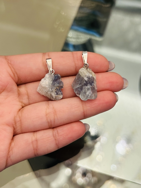 Dije fluorita con violeta en bruto