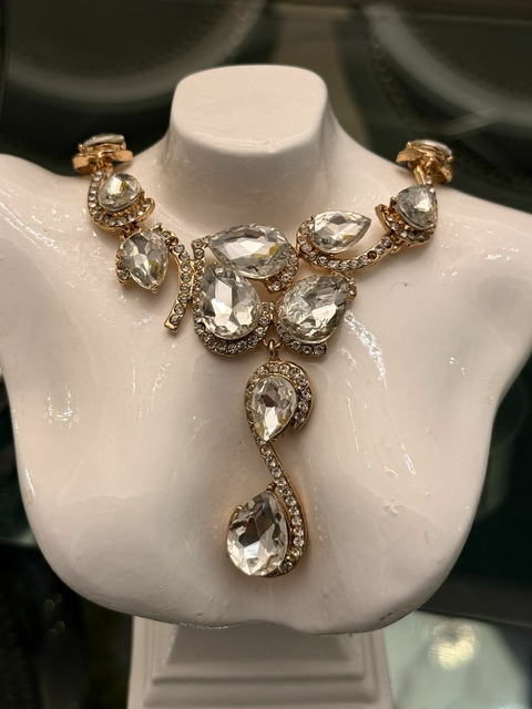 Collar de fiesta dorado co piedras blancas