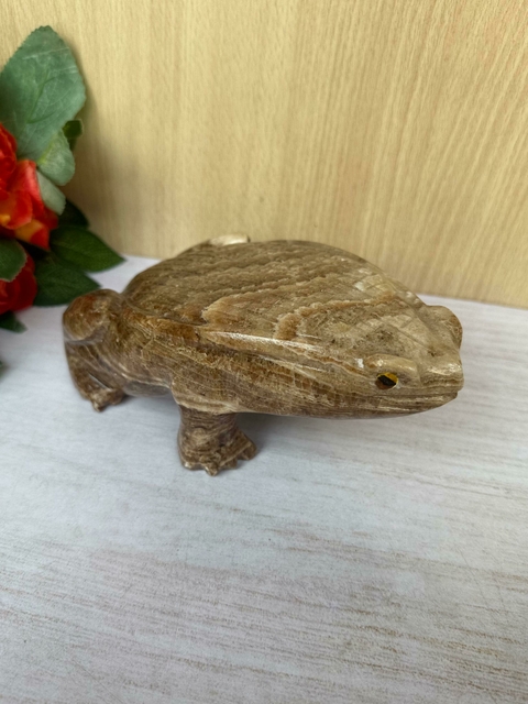 Sapo de piedra onix rubi.Peso1950kg,alto 8cm, largo 18cm y ancho 11cm