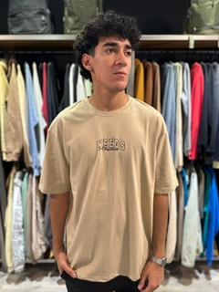 OM Remera Over Needs (RE1231)