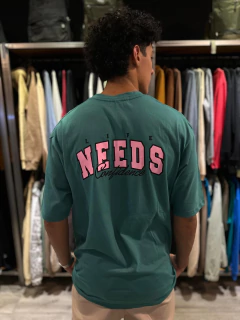 OM Remera Over Needs (RE1231) - tienda online