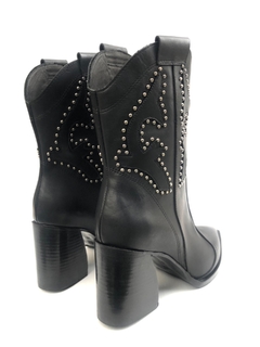 Bota de cuero con tachas Troncoso (802) - Calzados Miguel Angel - Zapatos de cuero
