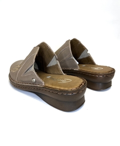 Zueco de cuero bordado Cavatini (50-1673) - Calzados Miguel Angel - Zapatos de cuero