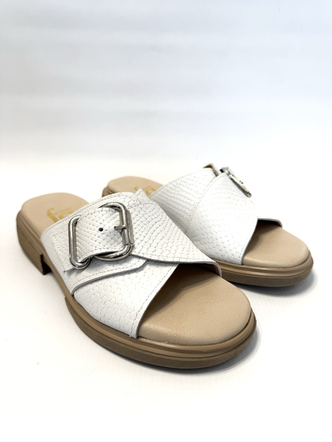 Chinela de cuero con hebilla Gina Ferrari (6200)