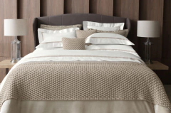 Fronha Trussardi Montani Branco e Legno 600 fios 100% Algodão Egípcio