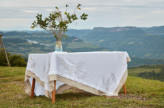 Toalha De Mesa Plumeira Linho Bco Barra Duna Bordada - Muguet Home