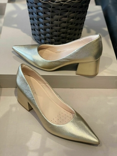 Scarpin Lia Line Ouro Light - comprar online