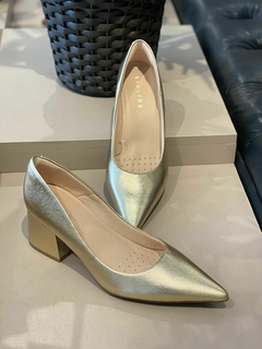 Scarpin Lia Line Ouro Light na internet