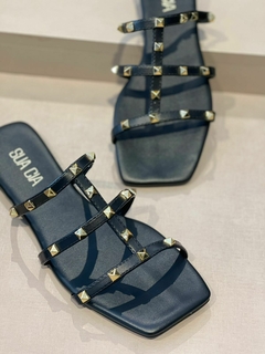 Rasteira Sua Cia Preto Spikes na internet