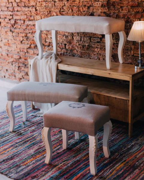 Banqueta con tallas estilo provenzal